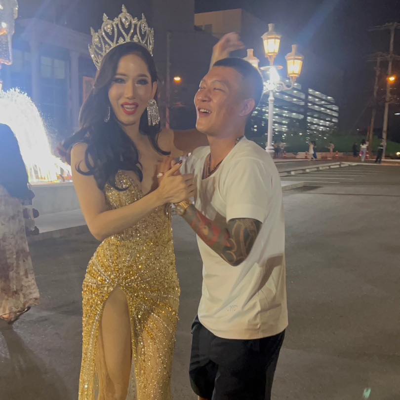 鳳梨遭辣妹包夾！入珠孔雀被狂摸爽翻　「豪發萬元小費」女友氣炸