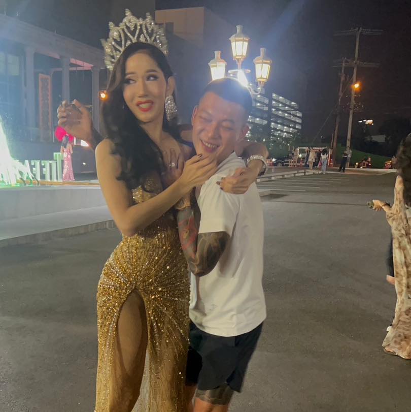 鳳梨遭辣妹包夾！入珠孔雀被狂摸爽翻　「豪發萬元小費」女友氣炸