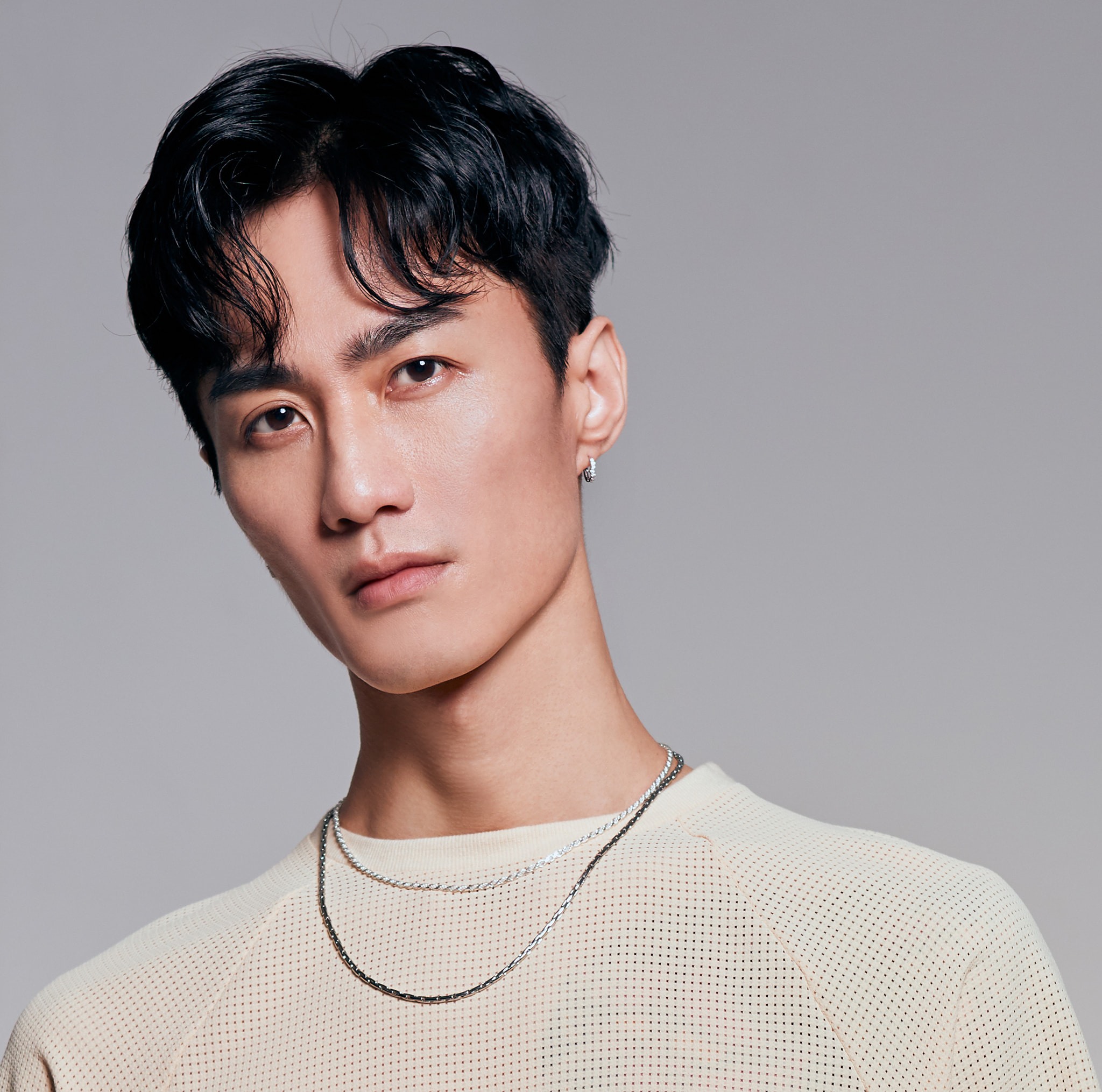 李英宏表演到一半「向觀眾砸水瓶」爆衝突！他道歉還原事發：男子不停對我比中指