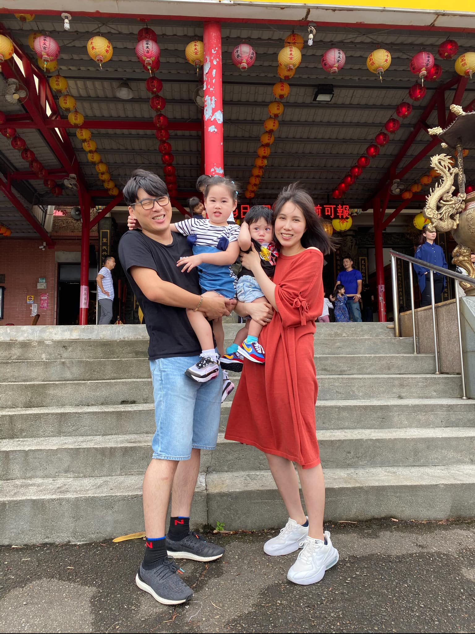 余天、李亞萍淚崩癱軟被扶出！余苑綺老公送最後一程　「最後告白」道別愛妻：真的好愛妳