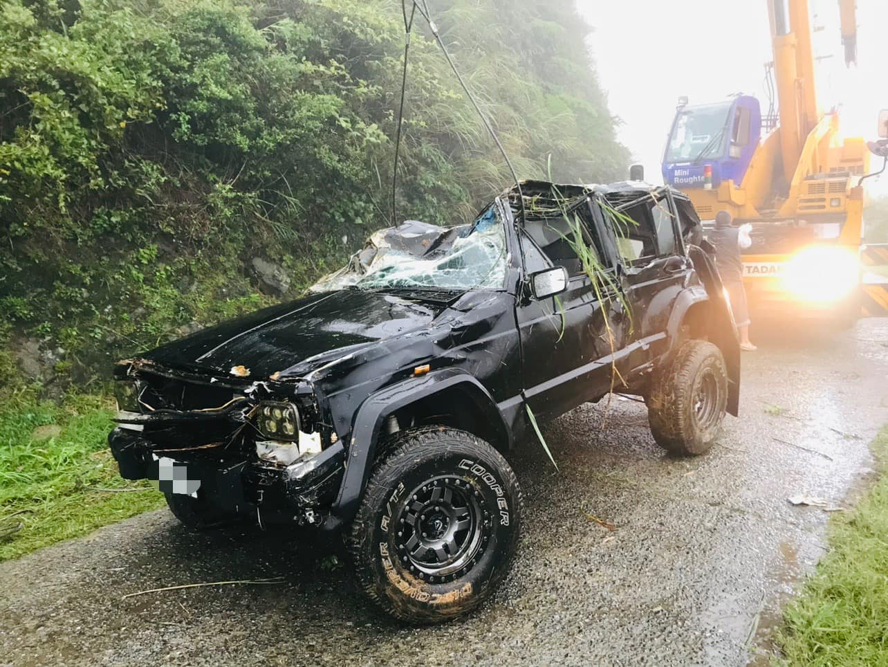 蕭閎仁開車出意外！連同4乘客「跌入200米深谷」　車體嚴重變形傷勢曝光