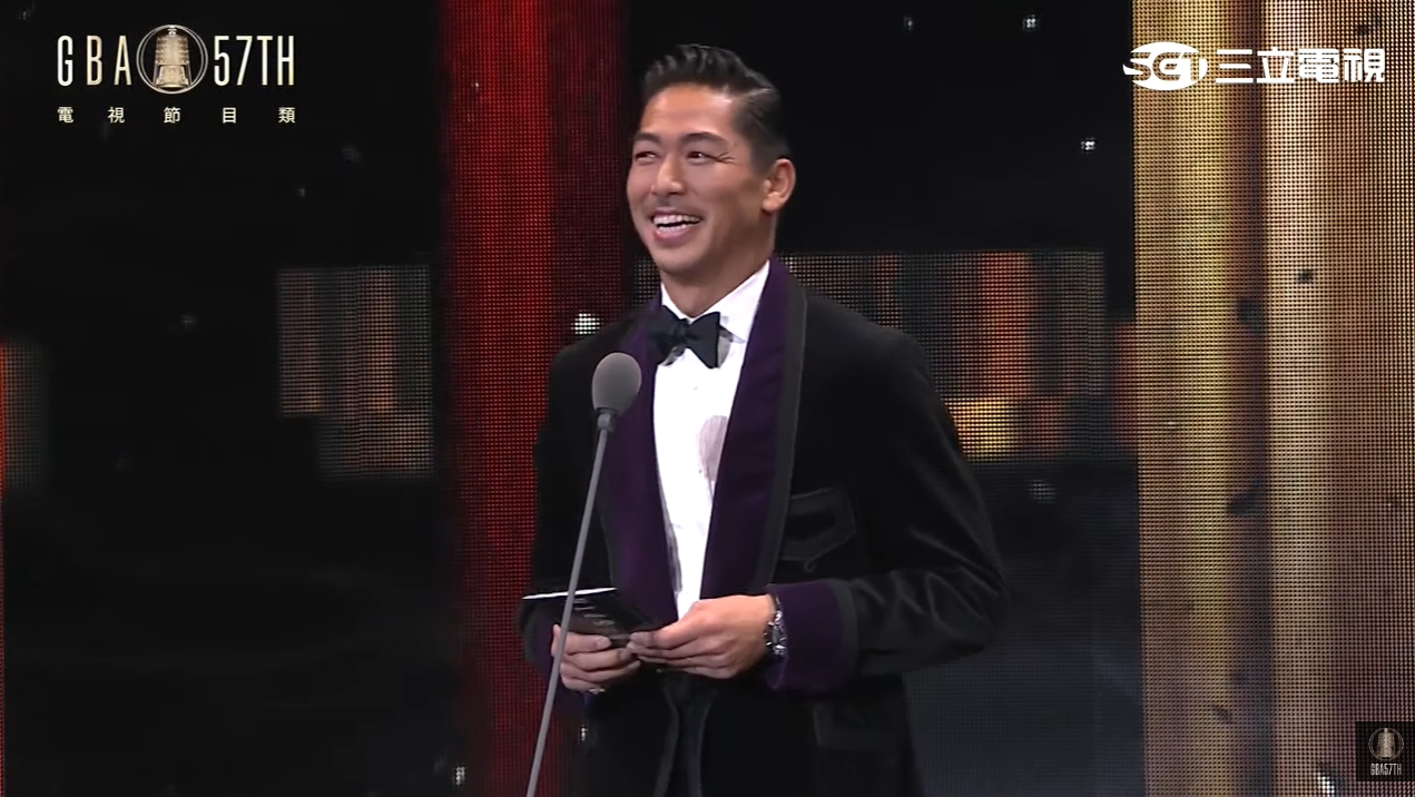 金鐘57／《綜藝玩很大》奪「最具人氣綜藝節目獎」！KID、坤達後台相吻：獎盃要送給在天上的兄弟