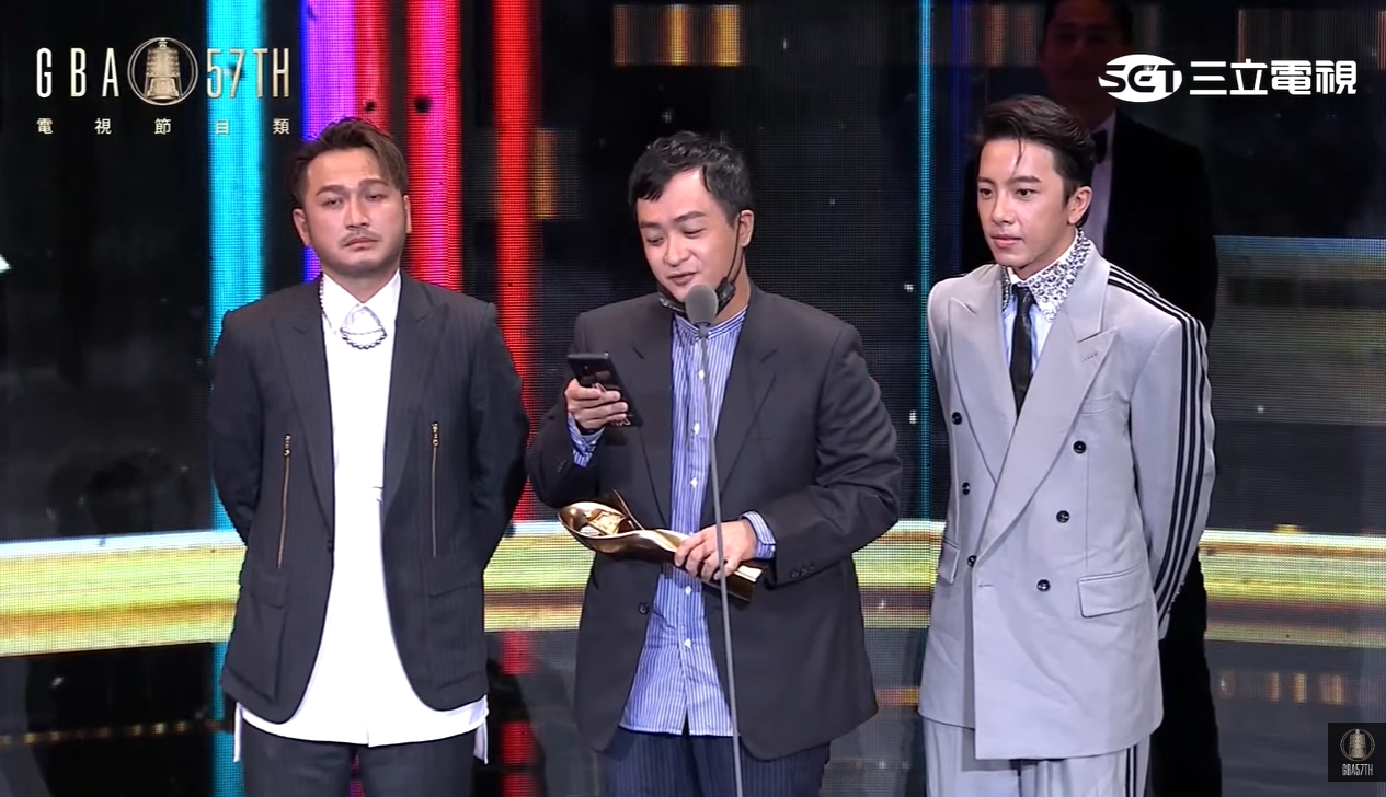 金鐘57／《綜藝玩很大》奪「最具人氣綜藝節目獎」！KID、坤達後台相吻：獎盃要送給在天上的兄弟