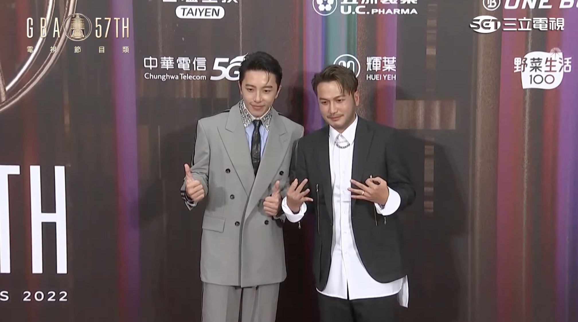 金鐘57／《綜藝玩很大》奪「最具人氣綜藝節目獎」！KID、坤達後台相吻：獎盃要送給在天上的兄弟