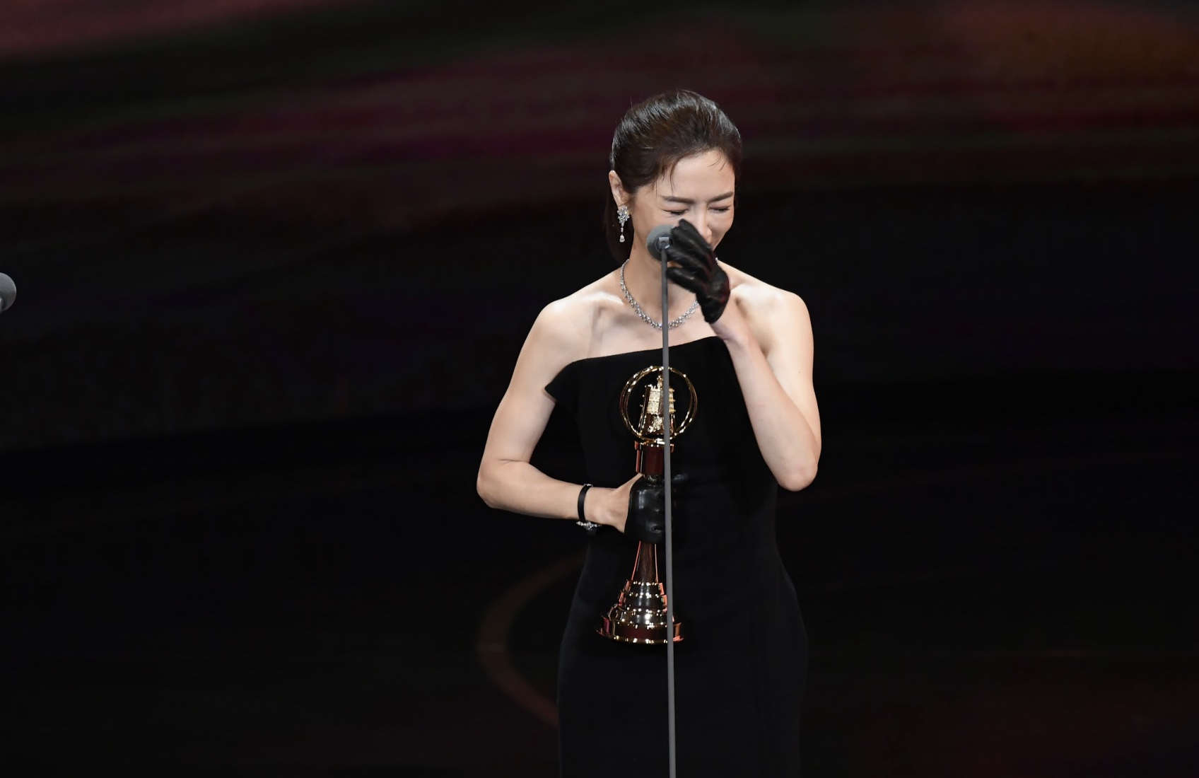 金鐘57／謝盈萱《四樓的天堂》奪「戲劇節目女主角獎」！後台懊悔爆粗口：抱歉嚴肅場合被我搞成這樣