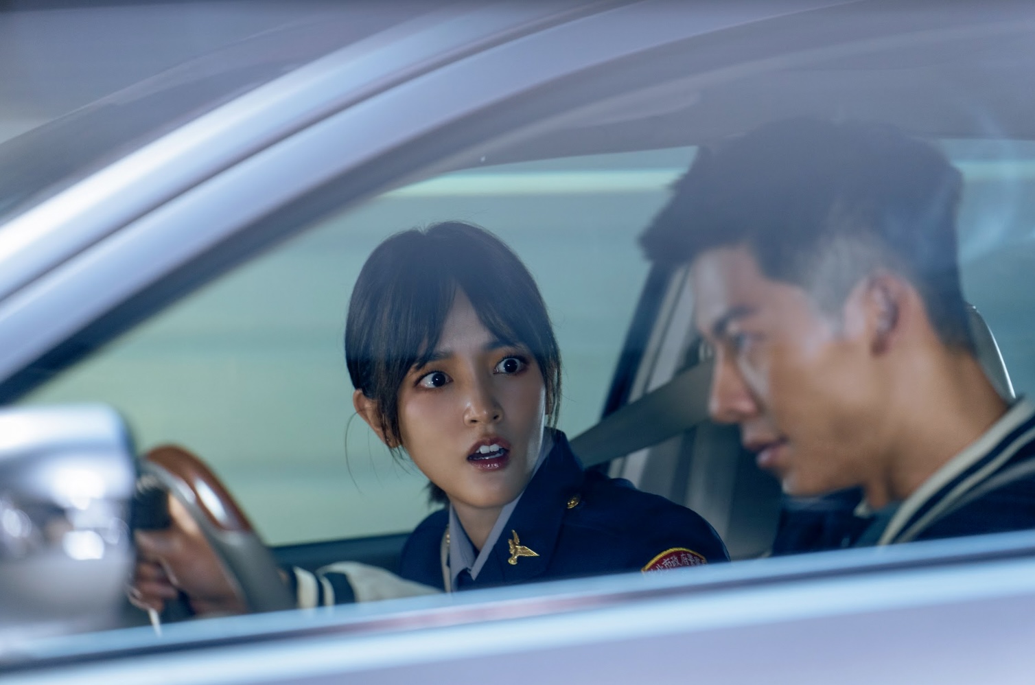 化身地表最正警花！王淨首度升格「動作女星」跑百米追毒販撲倒自嘲：我其實是跌倒專家