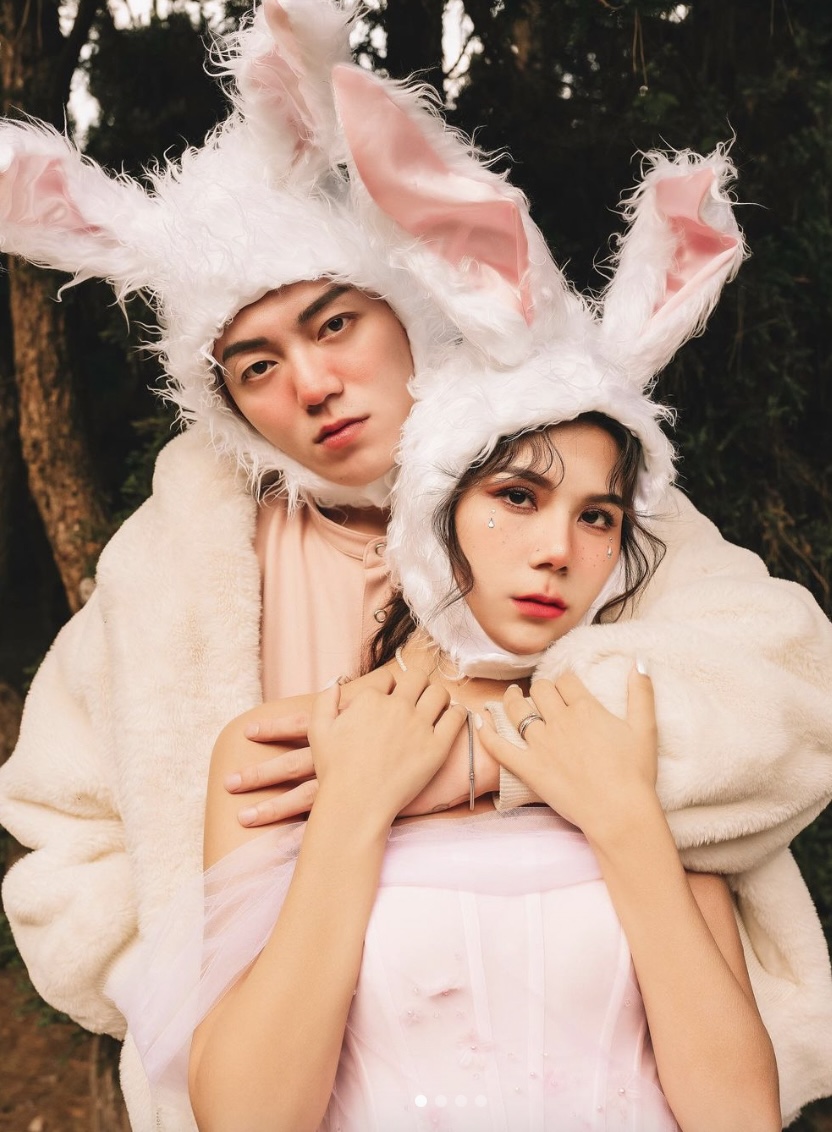 蕾菈掀開緊身豹紋衣辣曬「4個月孕肚」！曝光身體近況：內褲快穿不下了