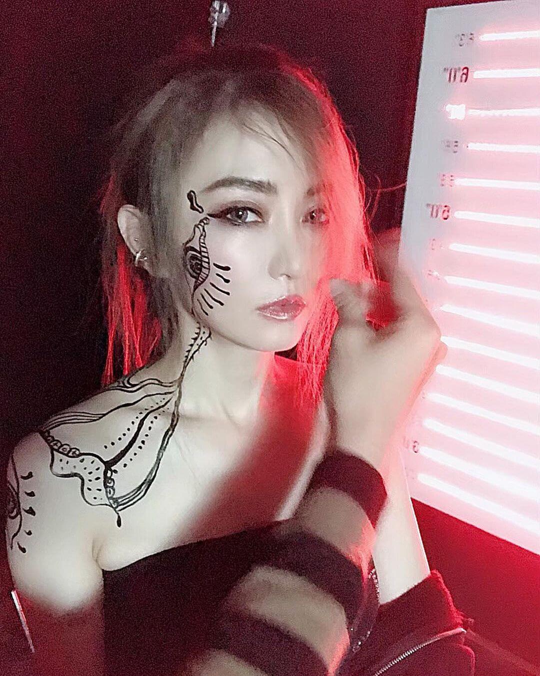 衝撞你的視覺!謝金燕「露暈捧巨峰」:不唱跨年,給你更大的!
