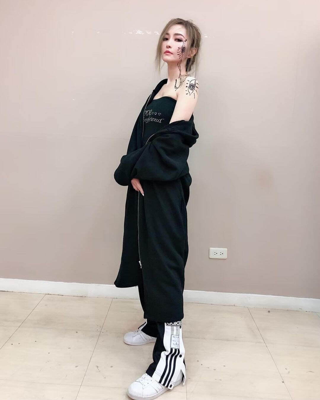 衝撞你的視覺!謝金燕「露暈捧巨峰」:不唱跨年,給你更大的!