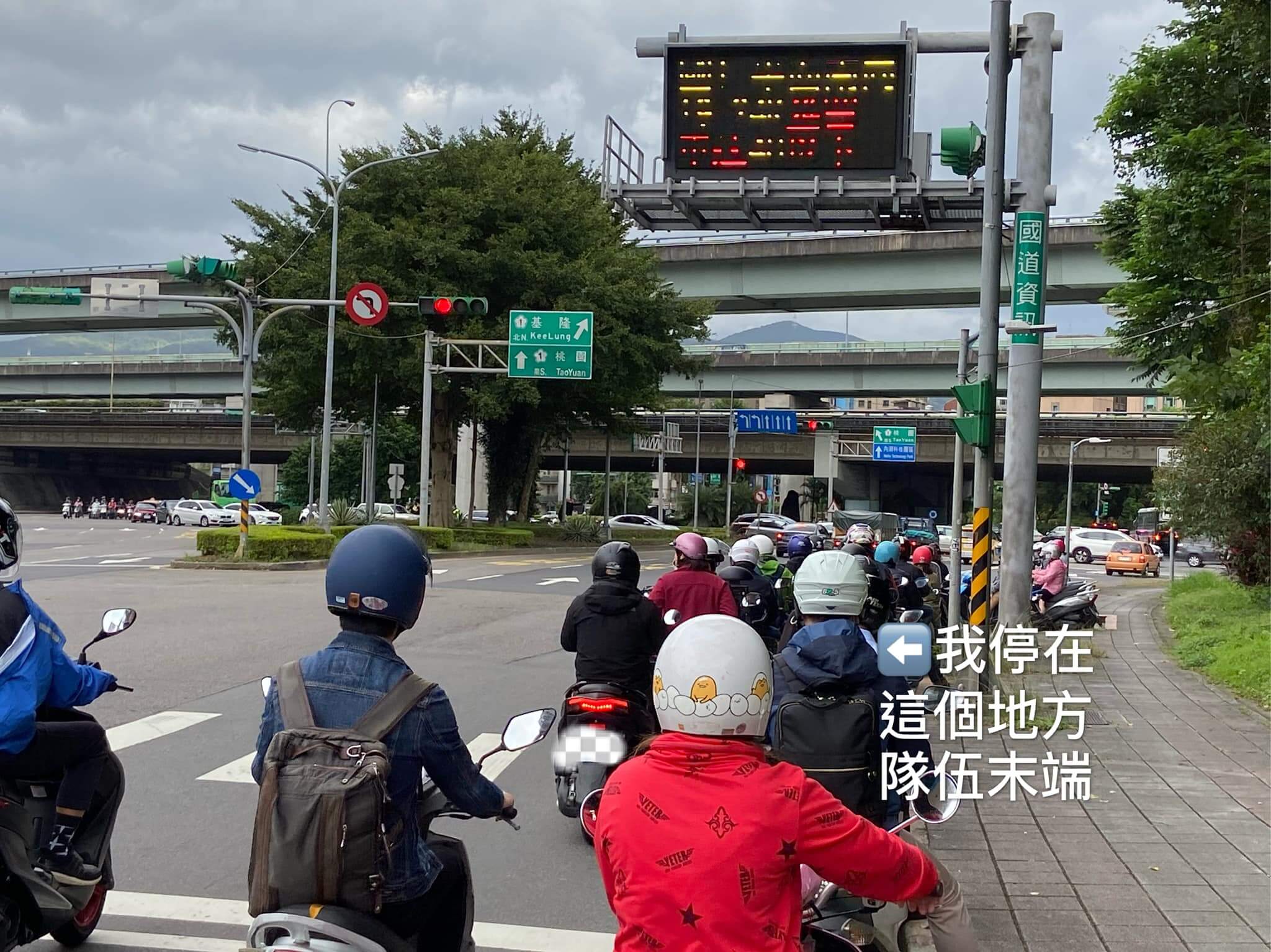 機車「待轉區爆滿」停不進遭開單!正妹主播解釋 警秒回:誰叫你最後