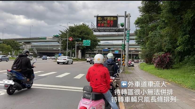機車「待轉區爆滿」停不進遭開單!正妹主播解釋 警秒回:誰叫你最後