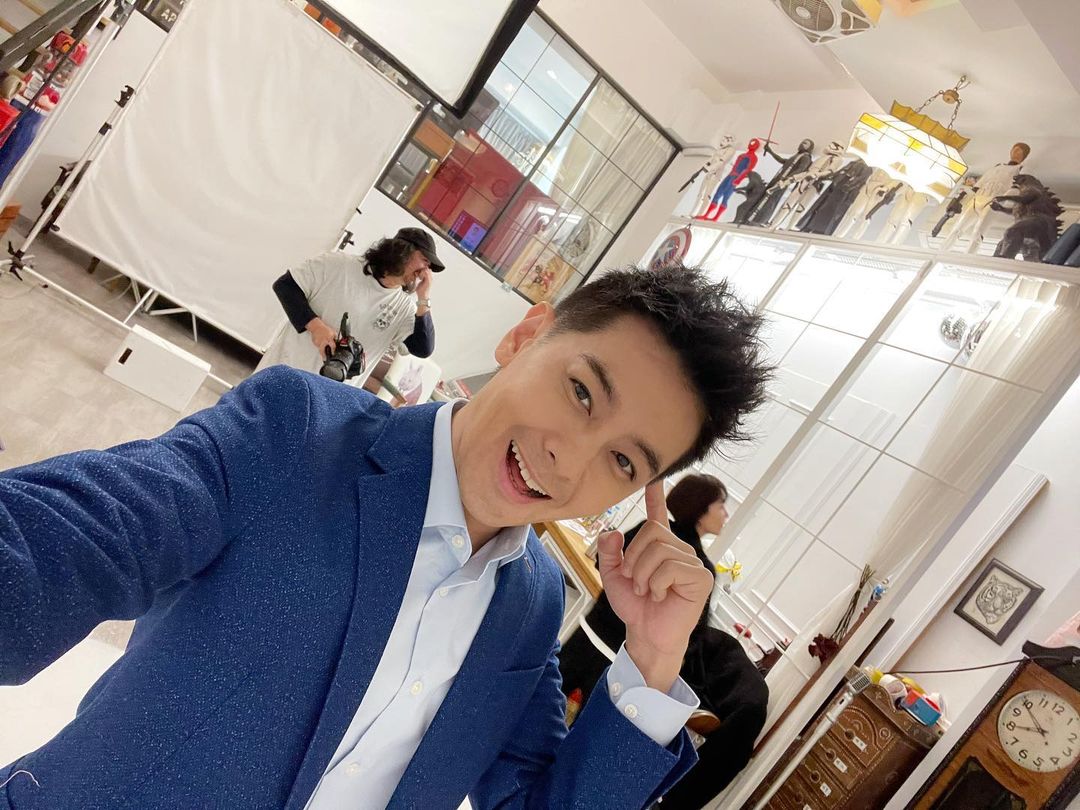 深夜「車上吃豆花」等充電!林志穎曬照秀「大LOGO」 全網超羨慕!