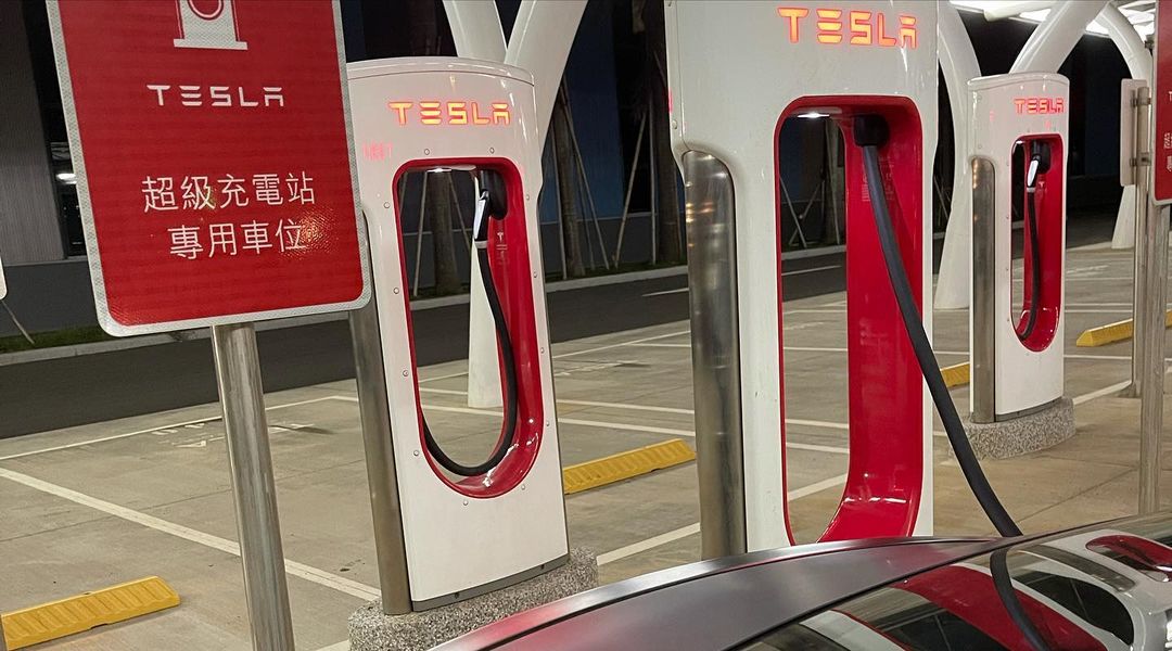 深夜「車上吃豆花」等充電!林志穎曬照秀「大LOGO」 全網超羨慕!
