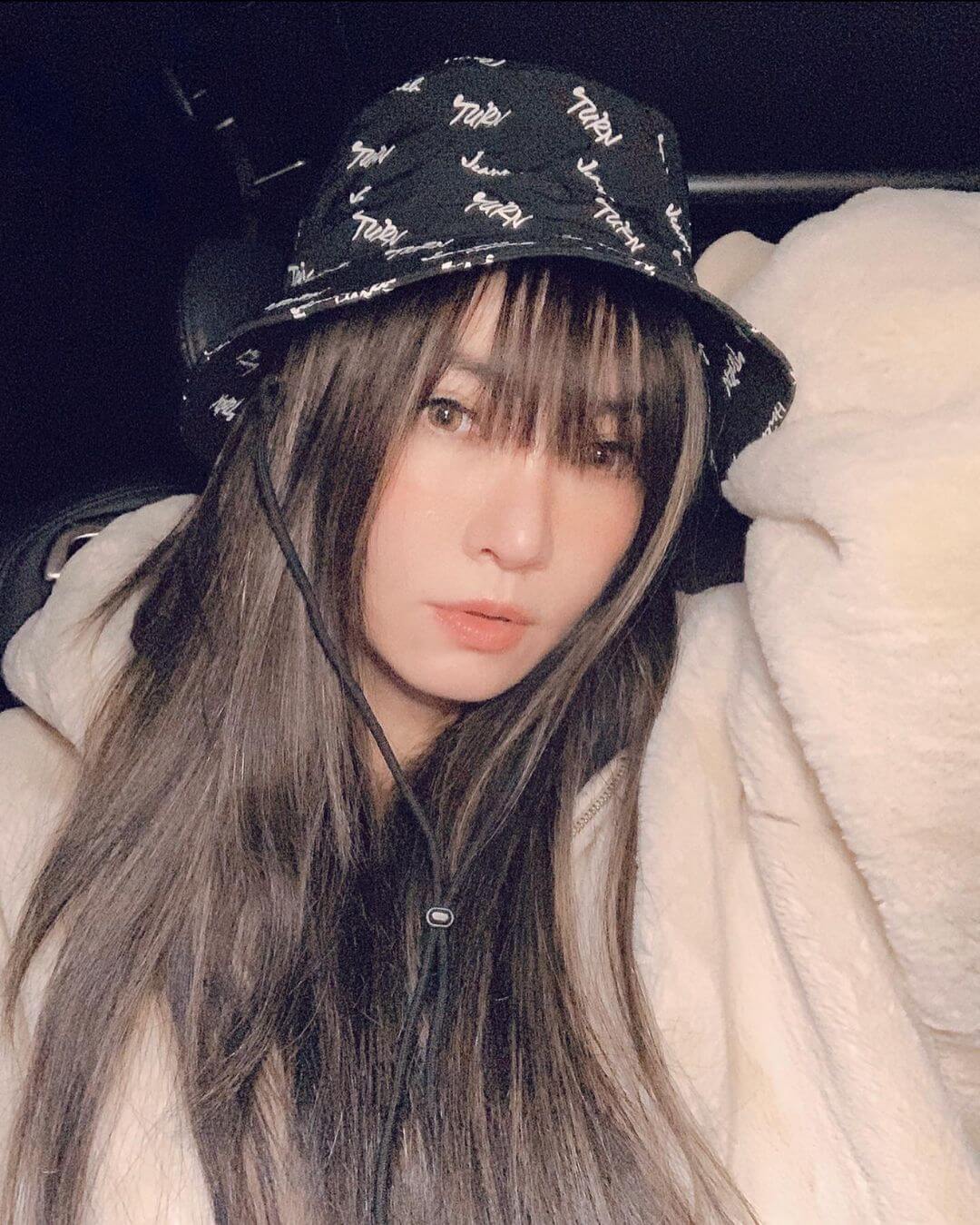 46歲謝金燕曝「洗衣板腹肌」!螞蟻腰+110cm美腿 全網看傻!
