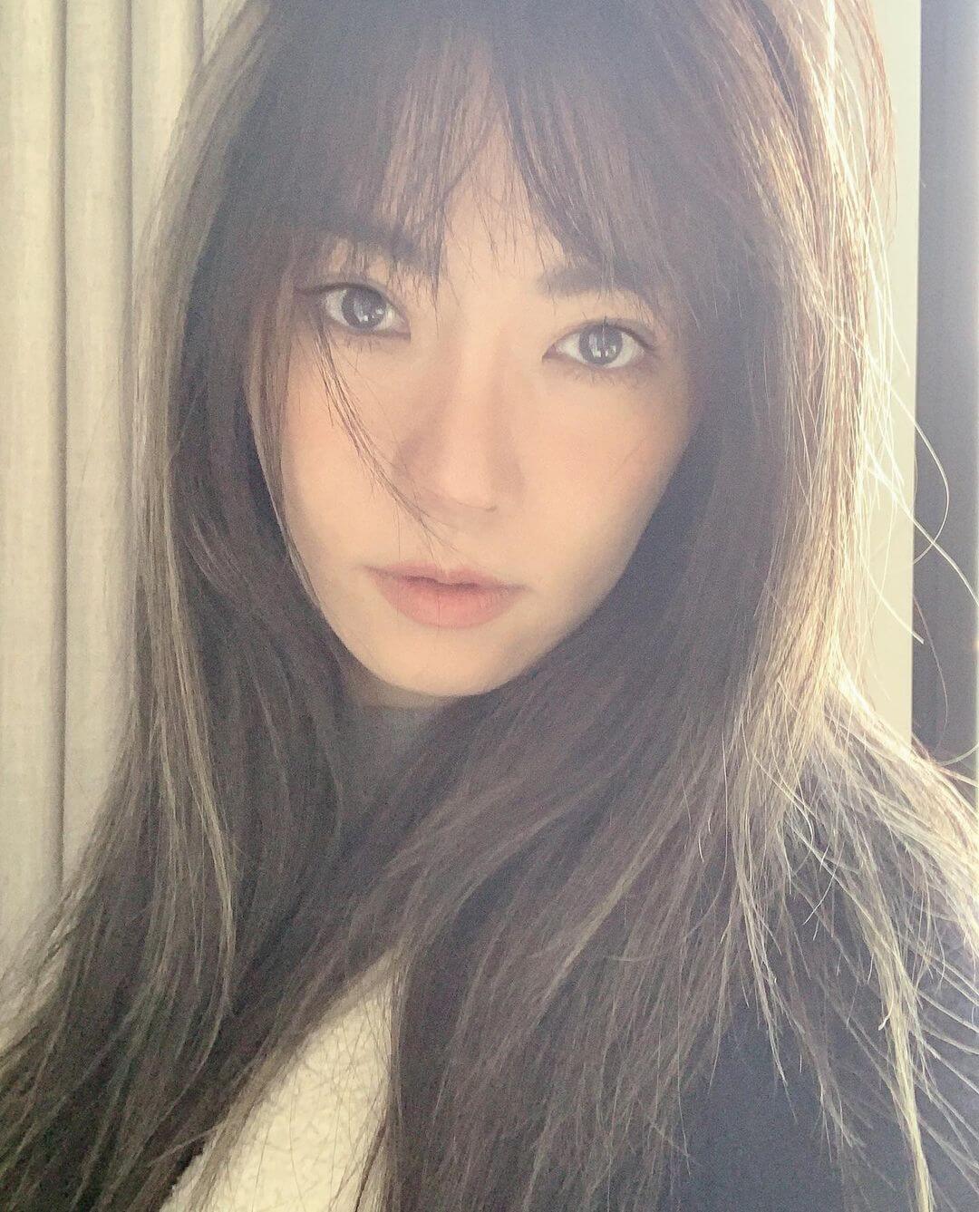 46歲謝金燕曝「洗衣板腹肌」!螞蟻腰+110cm美腿 全網看傻!
