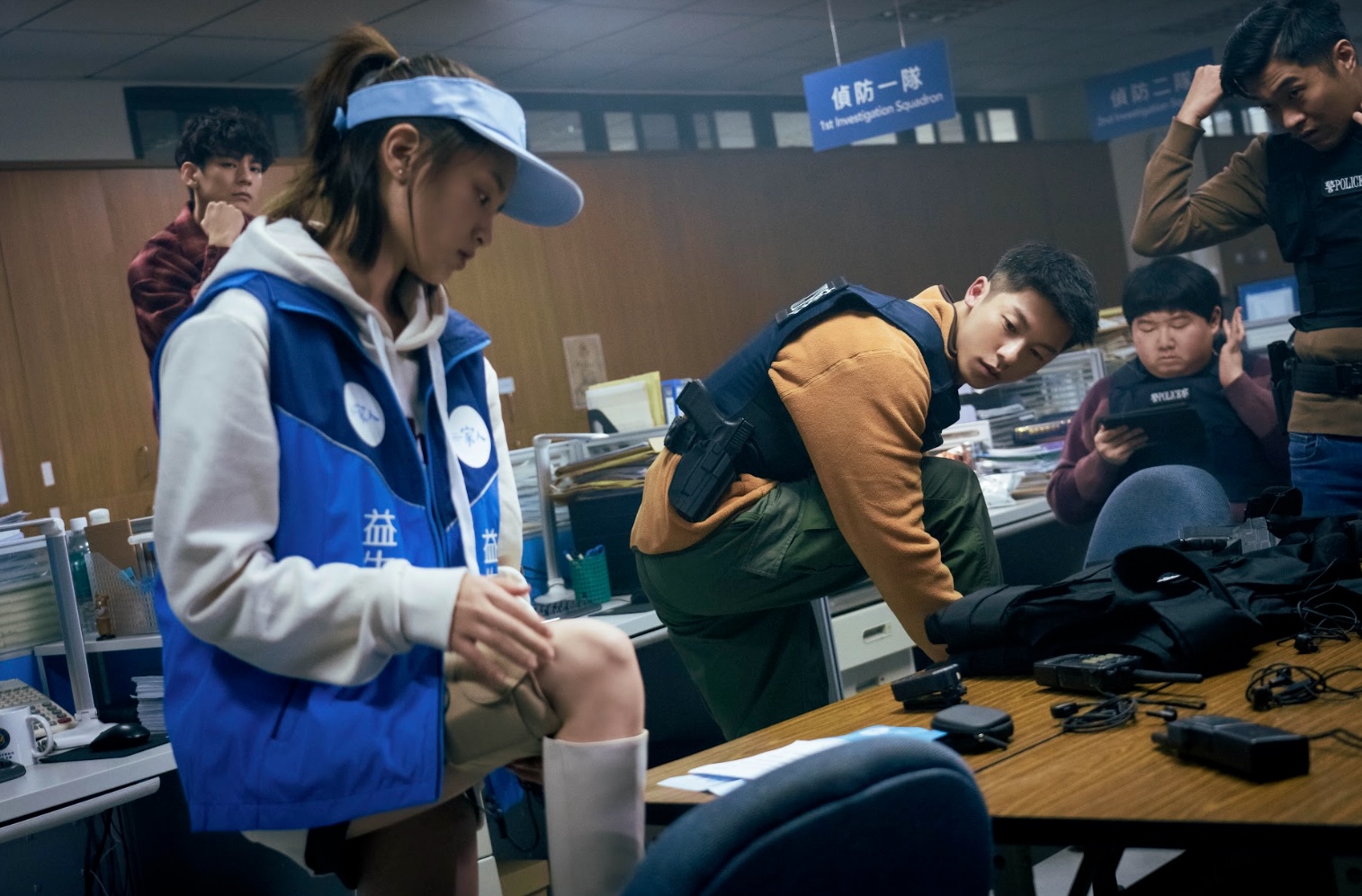 化身地表最正警花！王淨首度升格「動作女星」跑百米追毒販撲倒自嘲：我其實是跌倒專家