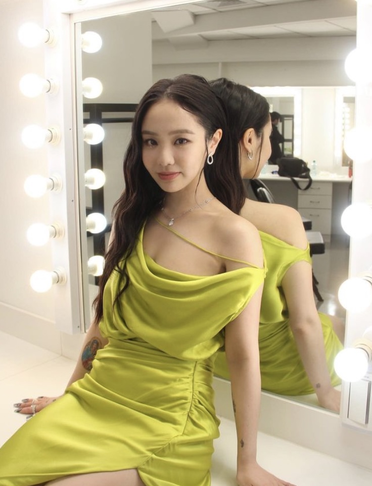 Kimberley曬「親暱激情互動照」！男友從背後環抱獻吻　網興奮：兩隻小可愛有夠甜