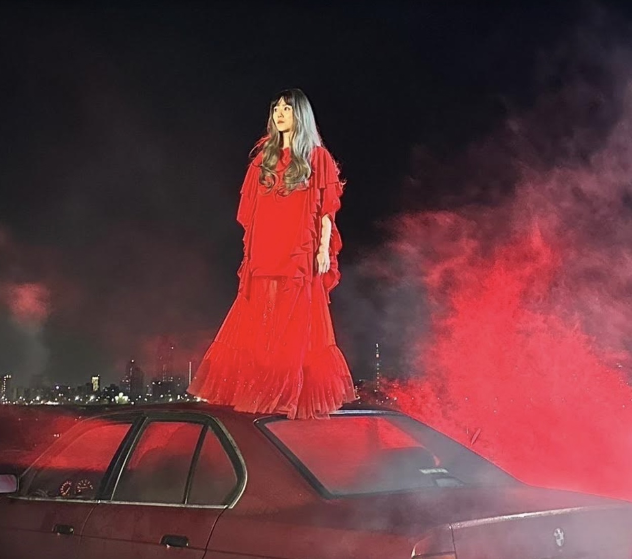 金曲歌后曹雅雯禁忌命案入歌翻玩台語經典！〈13號水門〉扮紅衣女鬼演現代版「倩女幽魂」