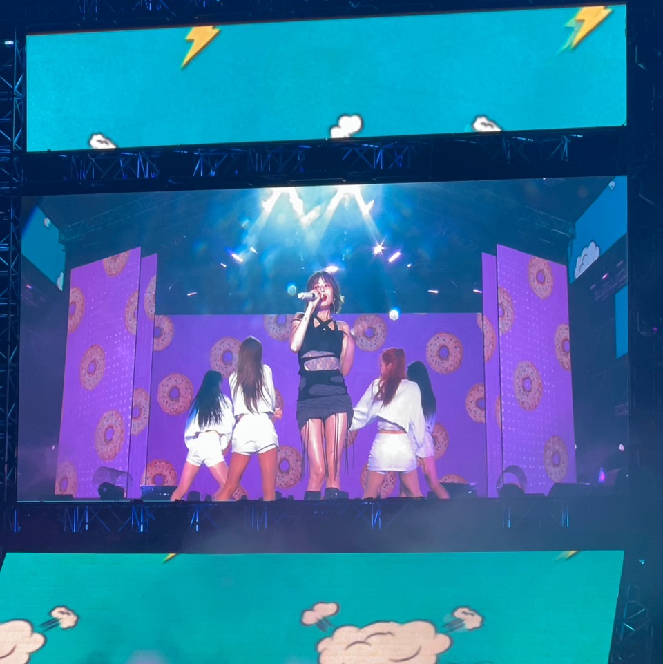 性感小野馬降臨太空港！泫雅〈I&#039;m not cool〉火辣開場　合體DAWN嗨唱一半激吻