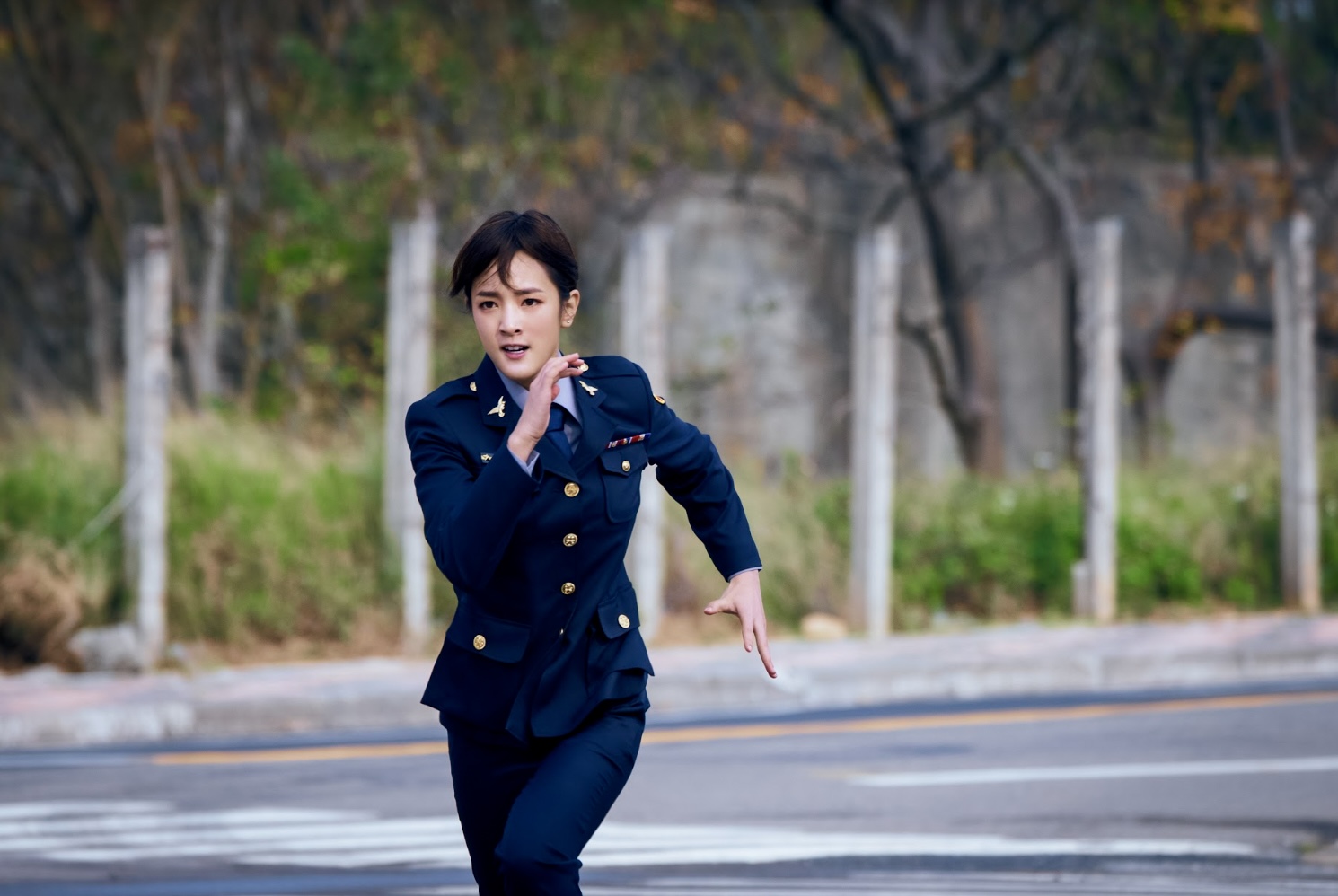 化身地表最正警花！王淨首度升格「動作女星」跑百米追毒販撲倒自嘲：我其實是跌倒專家