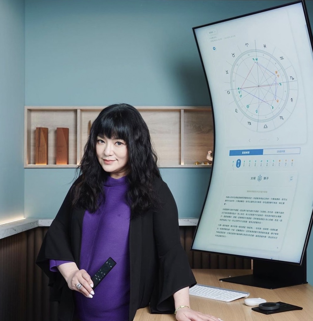 收起萬年鐵瀏海！唐綺陽「首露額頭」掀暴動　神仙美顏降世網讚嘆：整個人升級了！