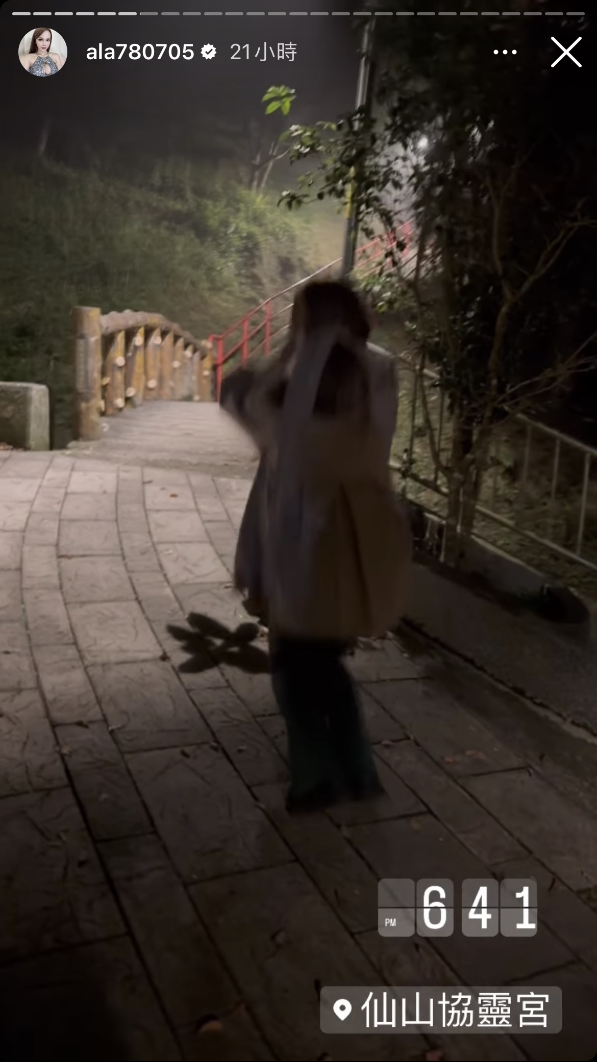 分手5天「夜赴宮廟磕頭下跪爬700階」懺悔！小A辣虔誠鞠躬畫面全被拍　網不捨：人在做天都有在看