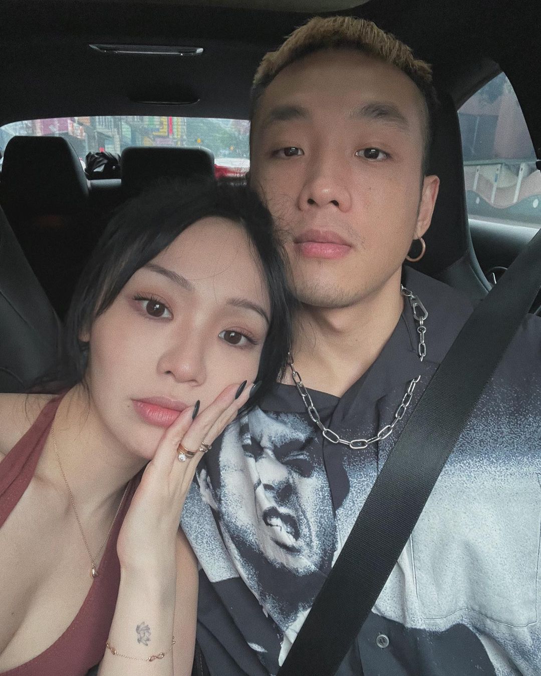 Kimberley曬「親暱激情互動照」！男友從背後環抱獻吻　網興奮：兩隻小可愛有夠甜