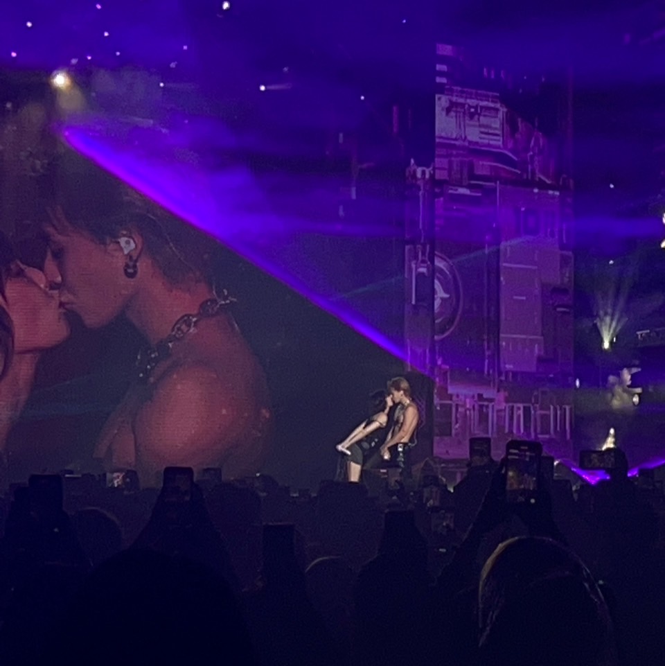 性感小野馬降臨太空港！泫雅〈I&#039;m not cool〉火辣開場　合體DAWN嗨唱一半激吻