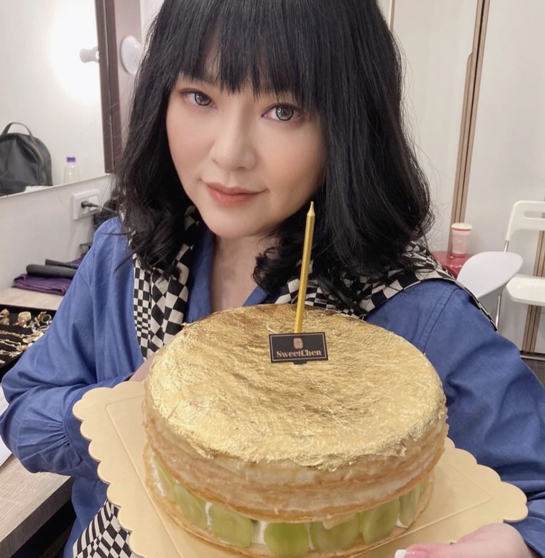 收起萬年鐵瀏海！唐綺陽「首露額頭」掀暴動　神仙美顏降世網讚嘆：整個人升級了！