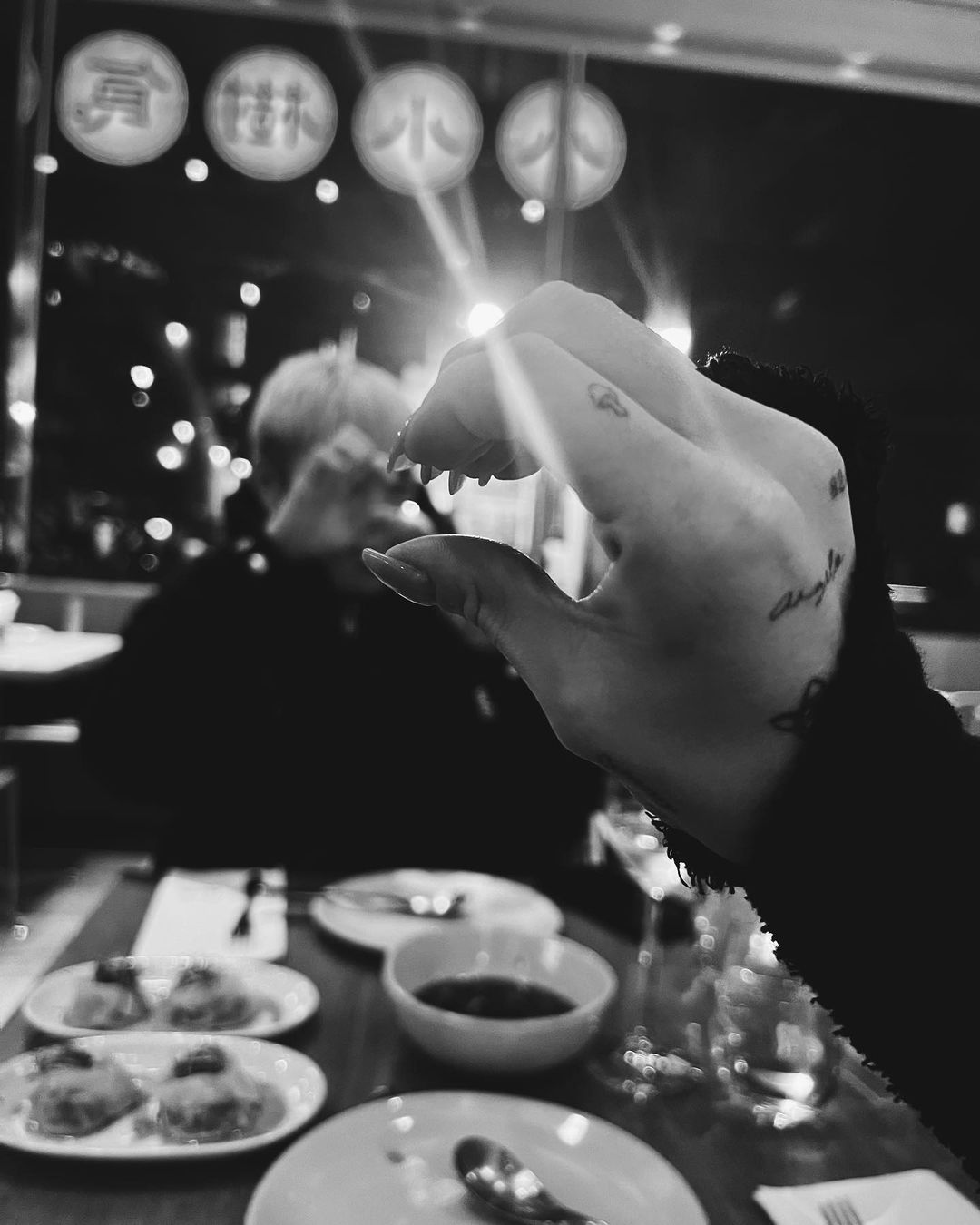 Kimberley曬「親暱激情互動照」！男友從背後環抱獻吻　網興奮：兩隻小可愛有夠甜