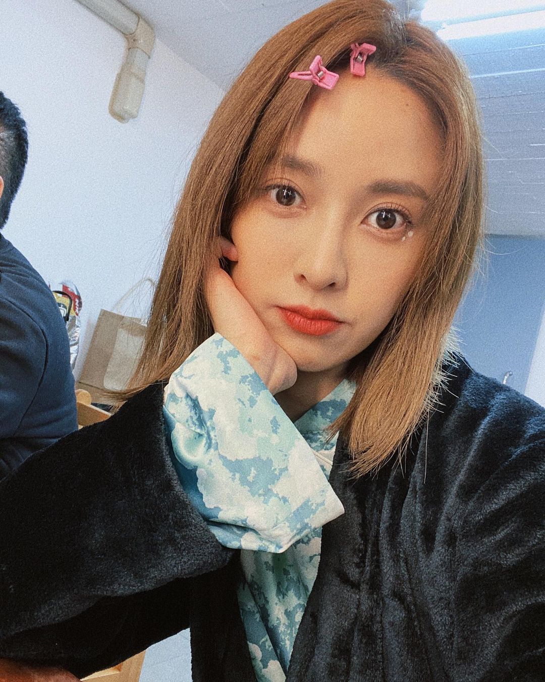 大元參加時裝秀「胳肢窩到骨盆全挖空」！一轉身春光外洩羞喊：那麼辣合理嗎？