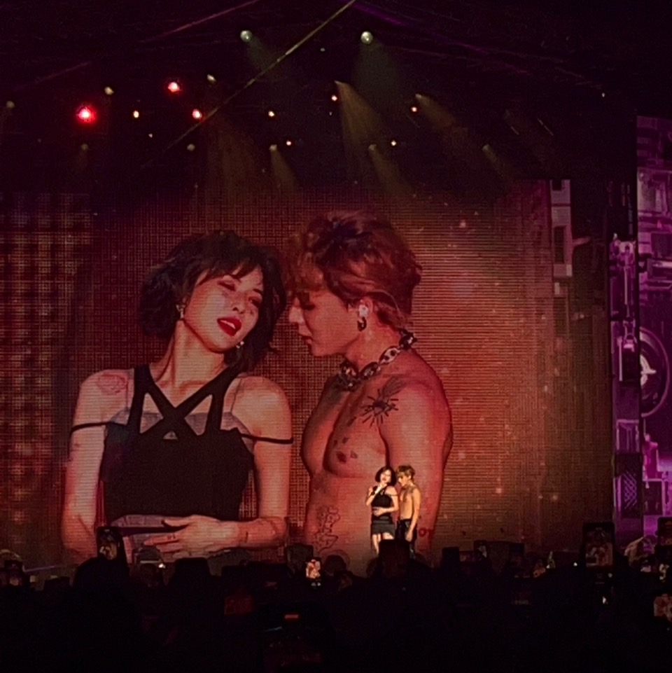 性感小野馬降臨太空港！泫雅〈I&#039;m not cool〉火辣開場　合體DAWN嗨唱一半激吻