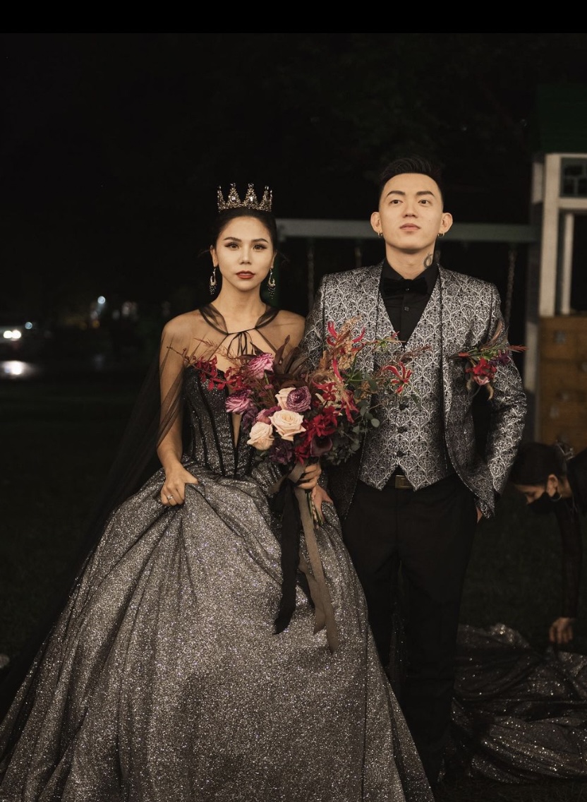 蕾菈掀開緊身豹紋衣辣曬「4個月孕肚」！曝光身體近況：內褲快穿不下了