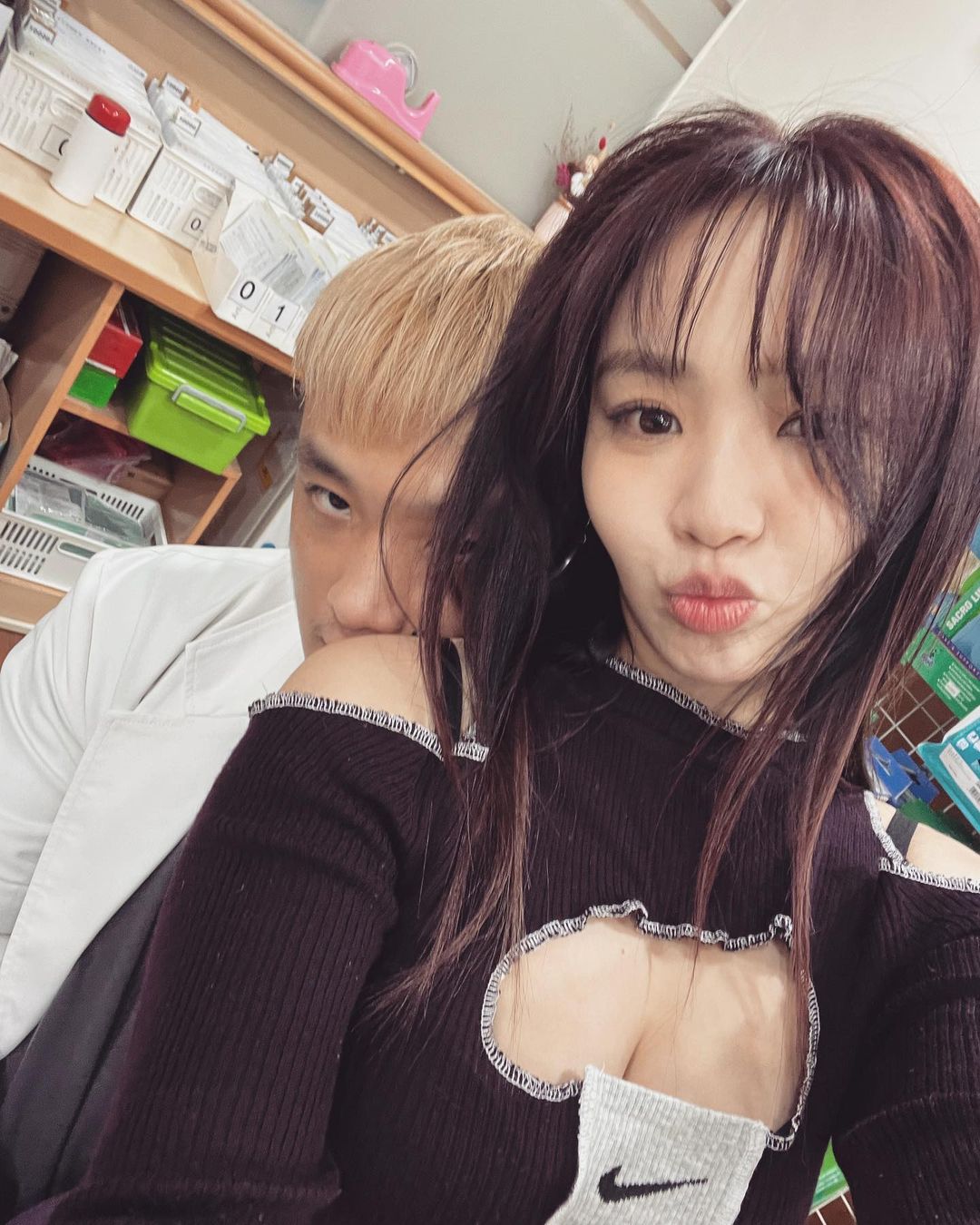 Kimberley曬「親暱激情互動照」！男友從背後環抱獻吻　網興奮：兩隻小可愛有夠甜