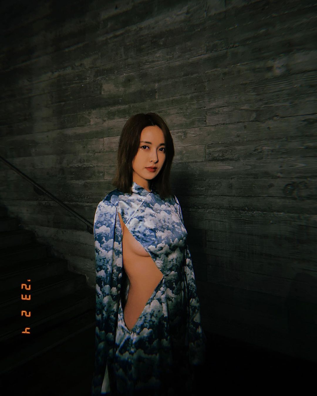 大元參加時裝秀「胳肢窩到骨盆全挖空」！一轉身春光外洩羞喊：那麼辣合理嗎？