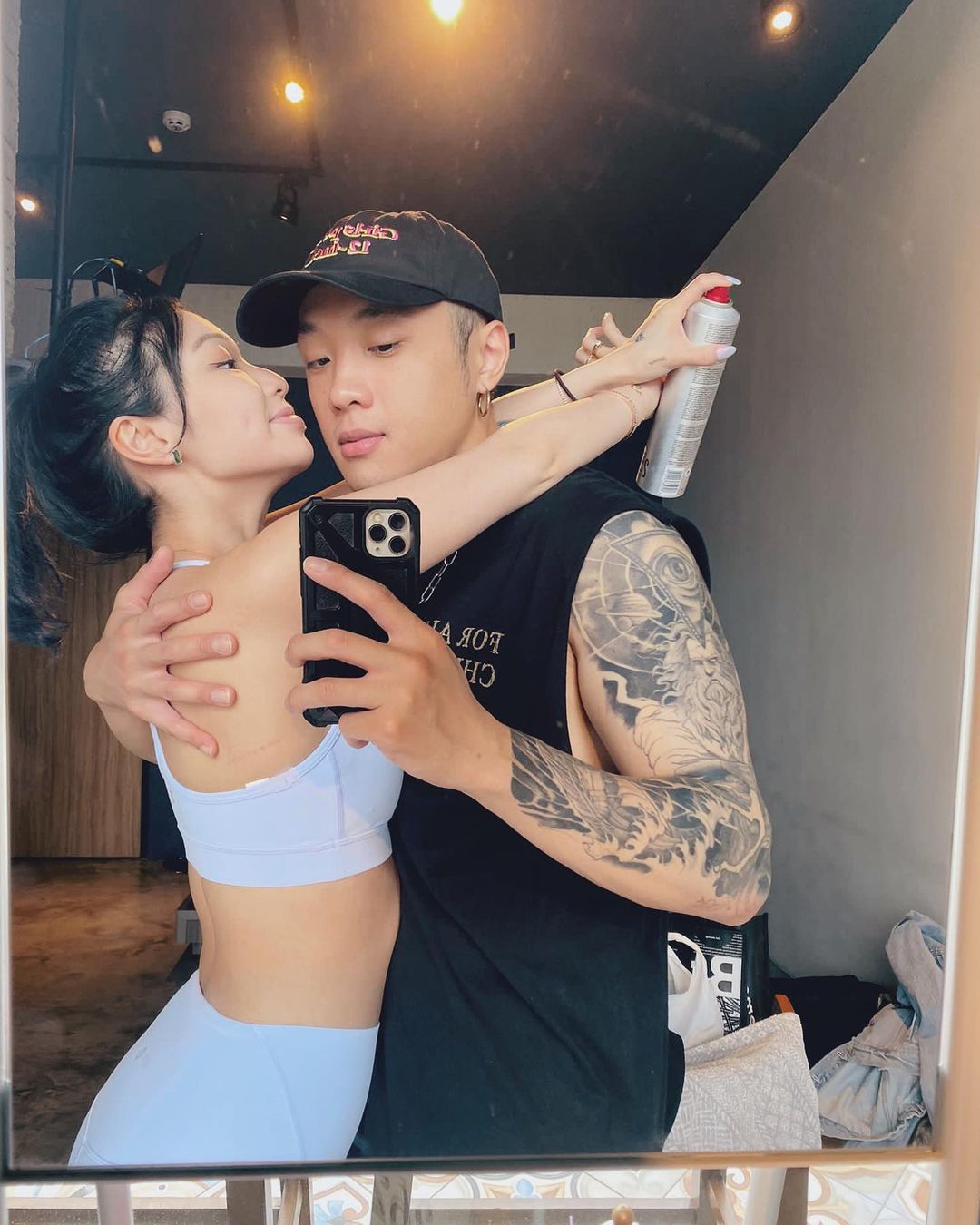 Kimberley曬「親暱激情互動照」！男友從背後環抱獻吻　網興奮：兩隻小可愛有夠甜