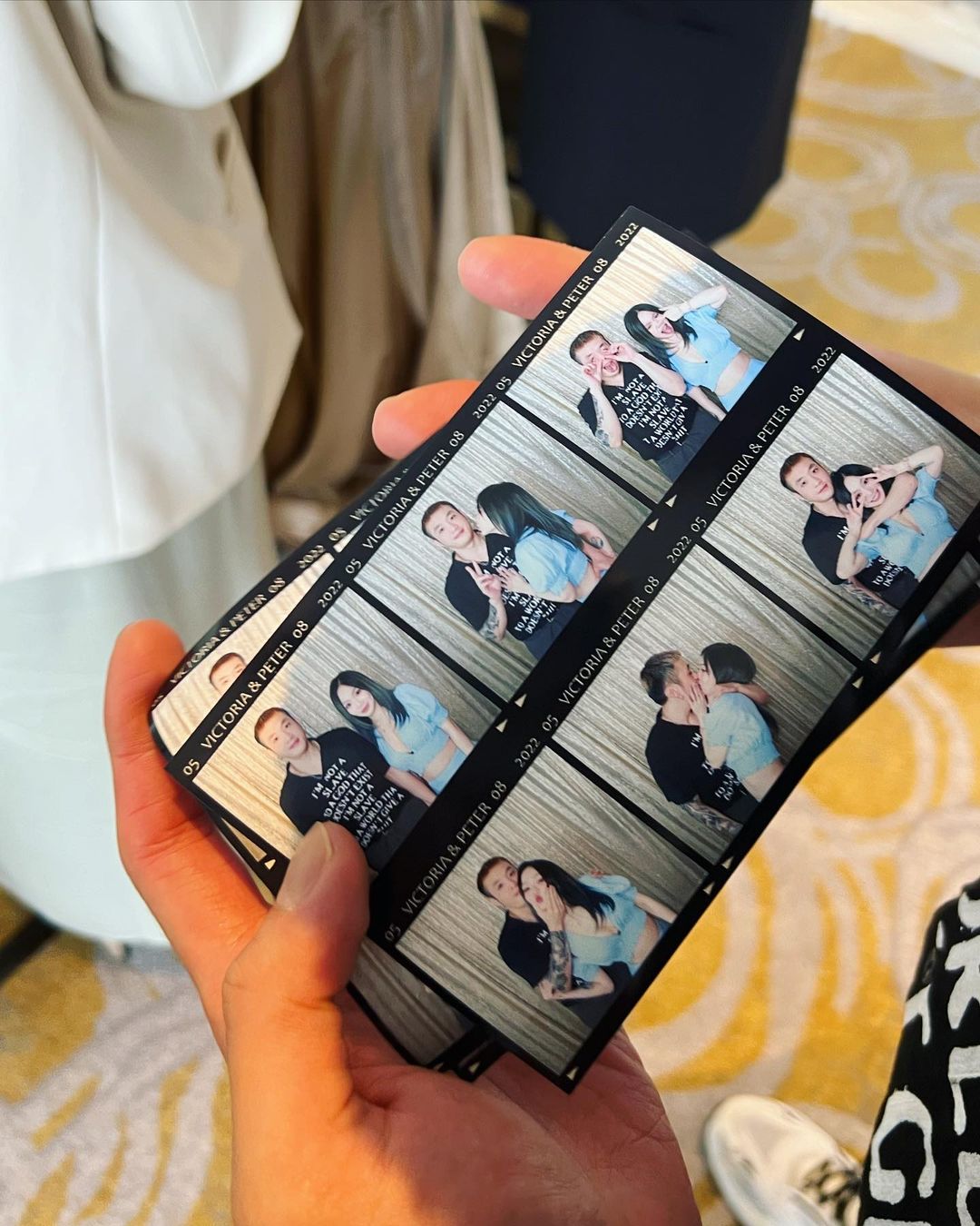 Kimberley曬「親暱激情互動照」！男友從背後環抱獻吻　網興奮：兩隻小可愛有夠甜