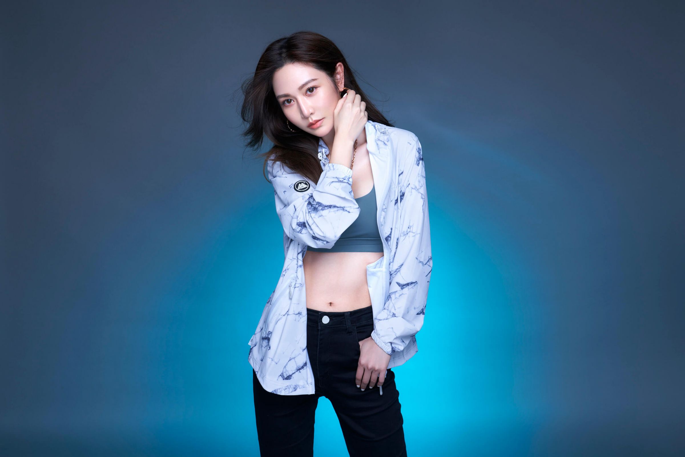 「戲劇女神」曾莞婷走時尚健美風!秀性感馬甲線 瞬間清涼好消暑