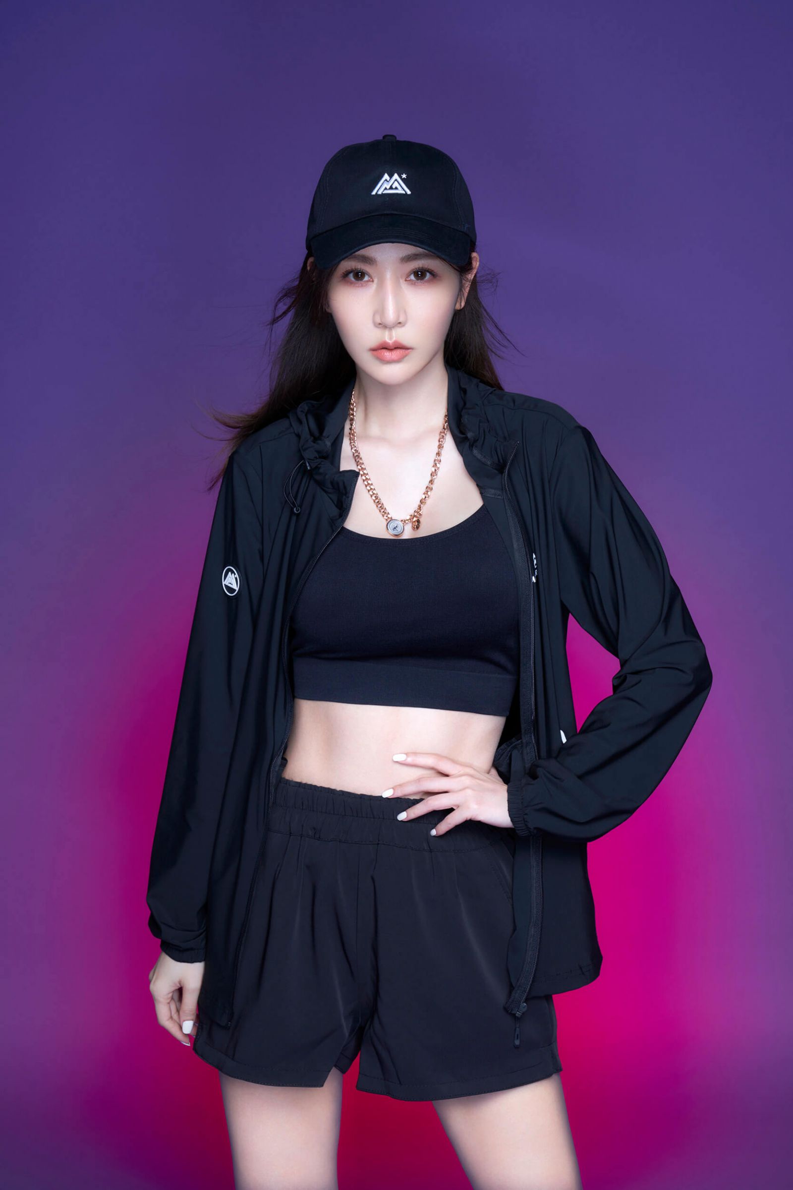 「戲劇女神」曾莞婷走時尚健美風!秀性感馬甲線 瞬間清涼好消暑
