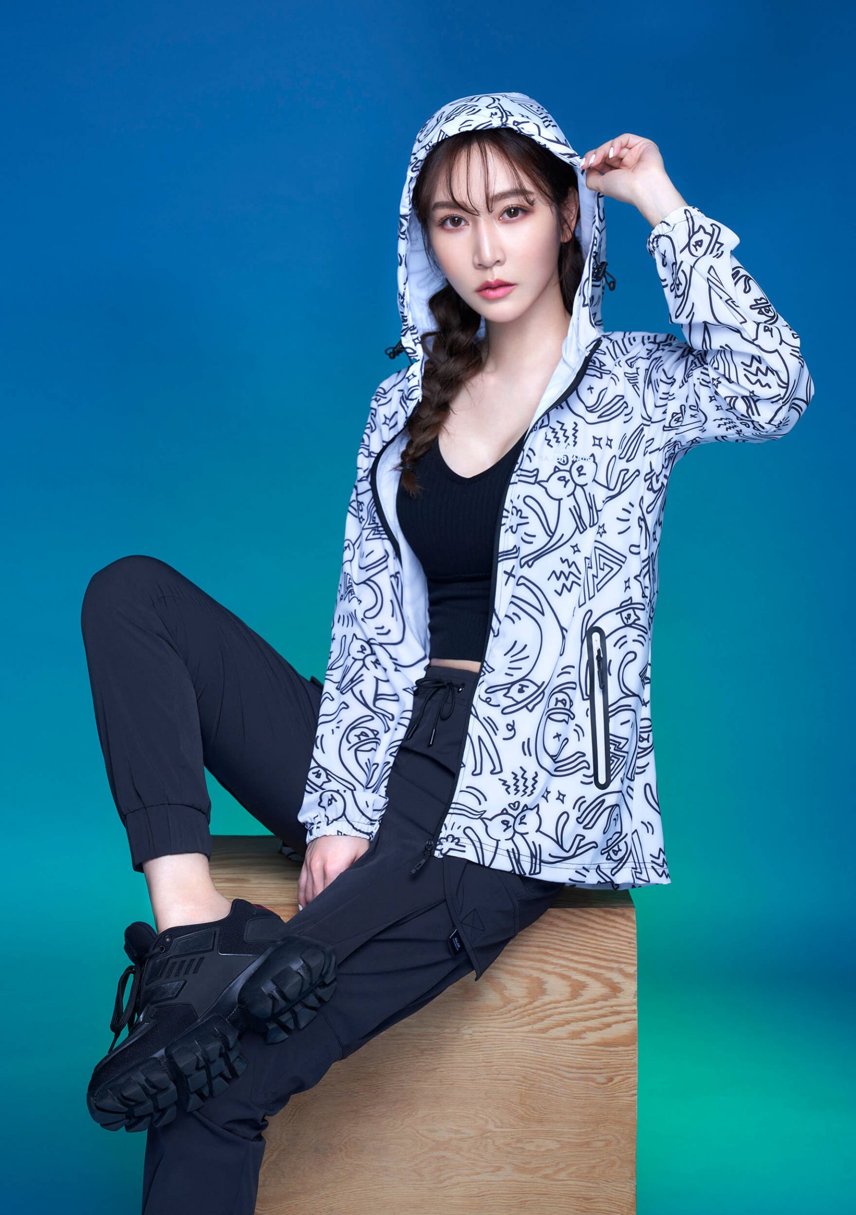 「戲劇女神」曾莞婷走時尚健美風!秀性感馬甲線 瞬間清涼好消暑