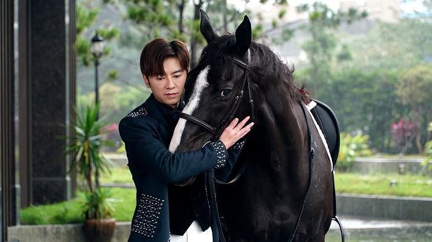 王子的白馬不見了?《廢財闖天關》李國毅勁裝騎黑馬超帥!
