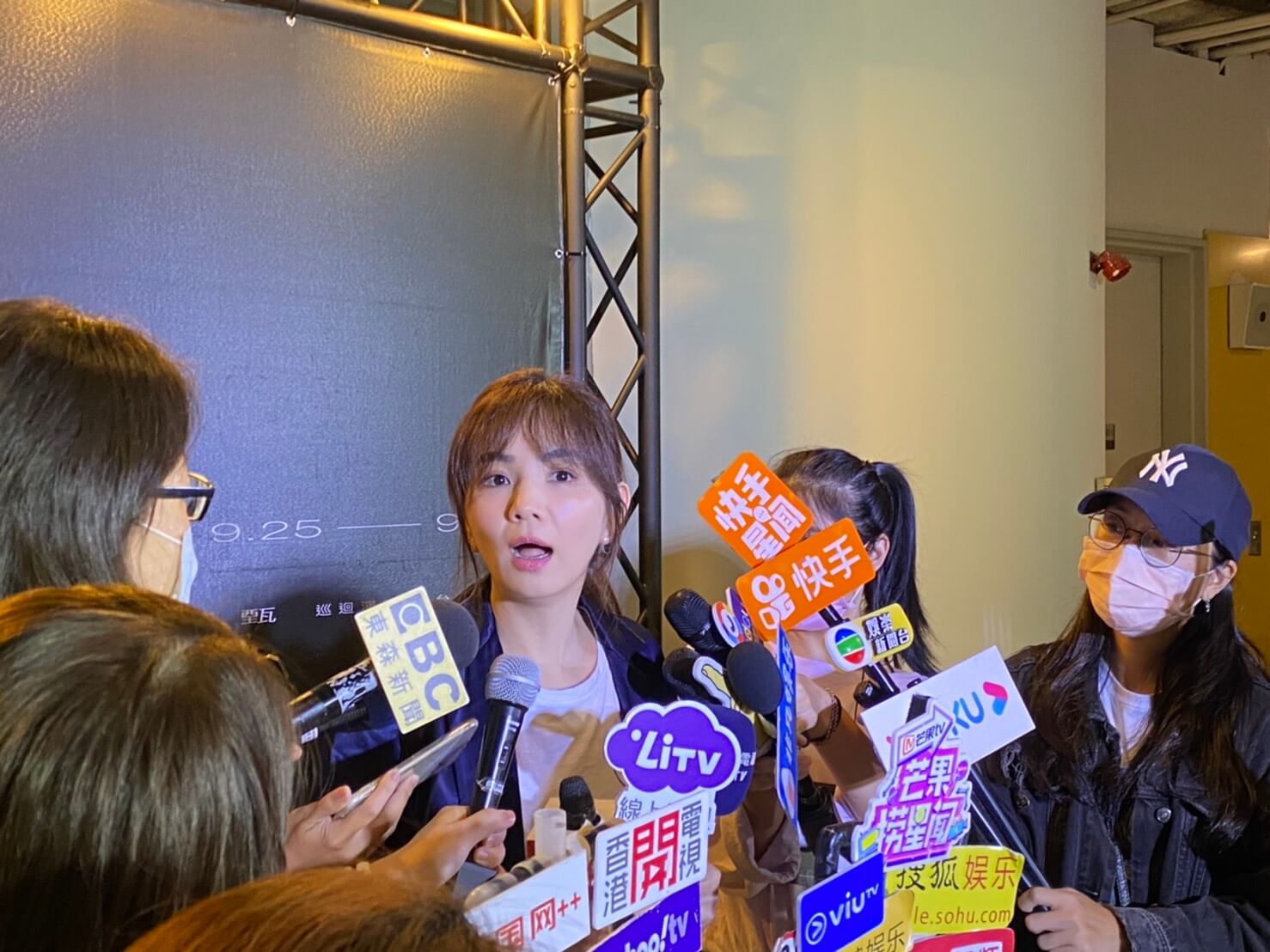 達人秀直擊/頂100cm白高帽現身!田馥甄《無人知曉》首唱 Selina、Ella到場挺老婆