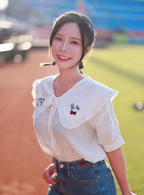 巫苡萱賣力應援竟慘摔在地!曝「鞋跟直接拔不出來」自嘲:摔到分手