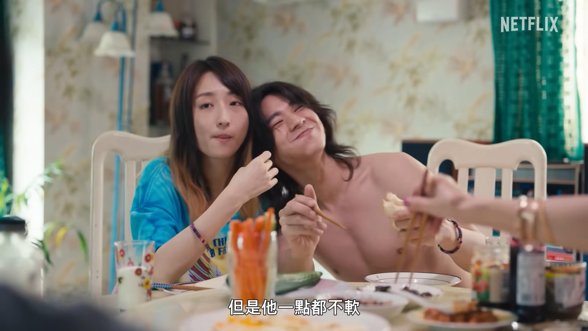 柯佳嬿穿「真理褲」慵懶躺床拍照!逆天長腿一秒釣坤達抵達戰場:跑出來了