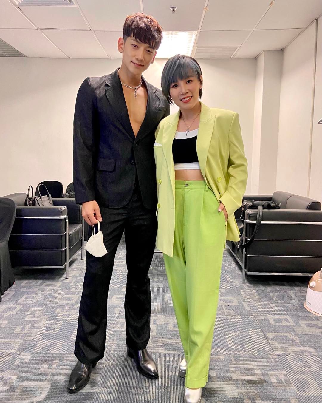 李佳薇迷妹上身!與Rain合照男神「貼心舉動」少女心噴發:走越高越客氣