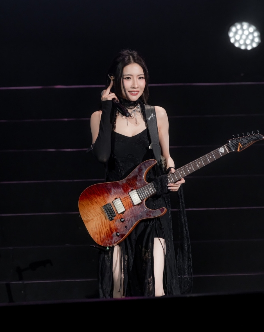 美女歌手演唱會耳機爆音!耳膜遭轟炸「痛到驚叫險暈倒」 高燒送醫現況曝光