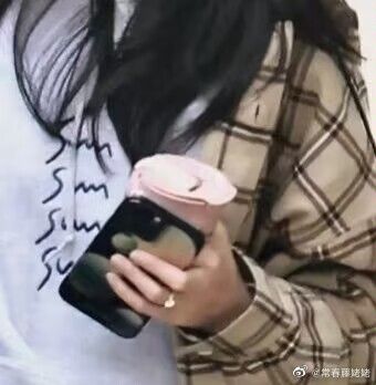 迪麗熱巴懷孕風波才平息！鐵粉驚見「無名指戴鑽戒」　畫面瘋傳再掀議：已婚了？