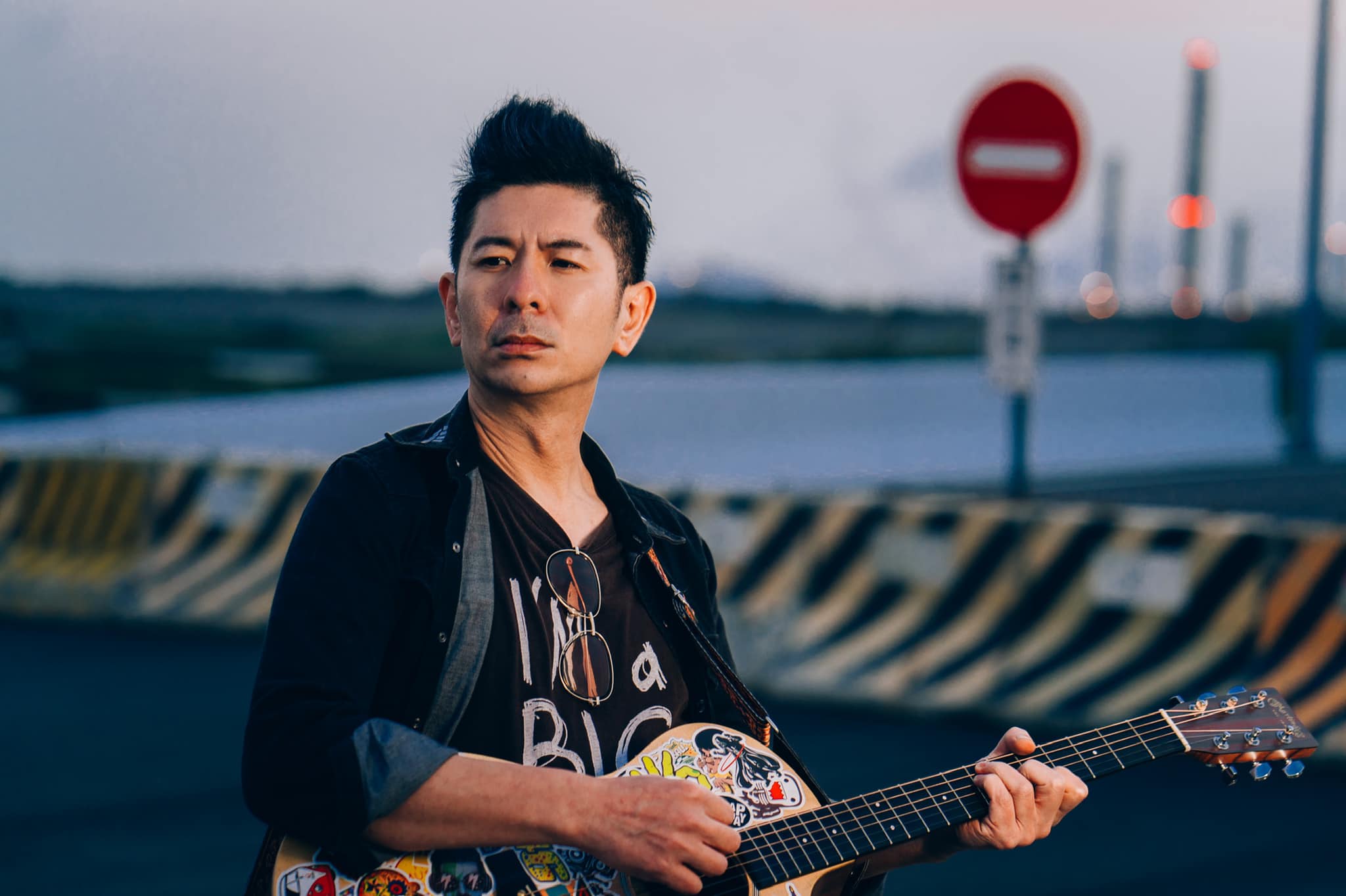 金曲歌王遭痛訴硬上單親媽媽「哥哥疼一下」！本人赴警局反控：被勒索百萬鉅額