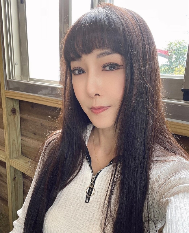 怒控鮮肉舊愛「國道脫褲壞壞」！57歲美魔女曬性感照爆：捆綁令人窒息