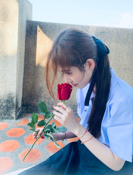 四千年一遇美女恐觸法！鞠婧禕「穿泰國制服打卡」遭律師警告：學校有權提告